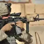 Un spécialiste de l'armée américaine dans la lutte de Kirkouk, prêt avec son arme lors d'une patrouille de sécurité, illustre les défis rencontrés par le gouvernement fédéral irakien dans la protection des droits humains.