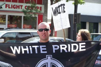 Des membres du groupe néo-nazi basé en Alberta, Aryan Guard, organisent une contre-manifestation lors d'un rassemblement antiraciste. Ils sont ici photographiés au coin sud-ouest de Kensington Road et 10 Street Northwest à Calgary, Alberta, Canada. Photo de Thivierr.