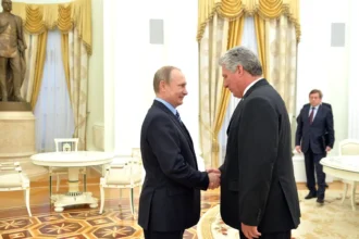 Vladimir Putin rencontre Miguel Díaz-Canel, le Président non élu de Cuba, pour discuter des relations bilatérales. Photo de kremlin.ru.