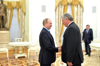 Vladimir Putin se reúne con Miguel Díaz-Canel, el Presidente no electo de Cuba, para discutir las relaciones bilaterales. Foto de kremlin.ru.