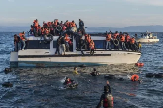 Los refugiados sirios e iraquíes llegan a Skala Sykamias en la isla de Lesbos, Grecia, después de viajar desde Turquía. Vestidos con uniformes distintivos amarillo-rojos, voluntarios de la ONG española Proactiva Open Arms se suman para ayudar a estos recién llegados. Los esfuerzos de rescate de Open Arms pueden interpretarse como un acto de libertad de expresión.
