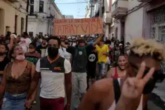 Manifestantes marchan el 11 de julio de 2021 en contra del régimen cubano totalitario, exigiendo libertad y vida en un llamado ferviente al cambio.