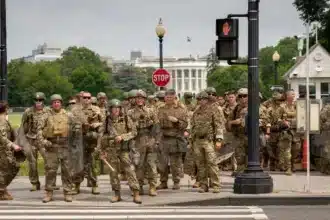 Soldados de las Fuerzas Especiales de la Guardia Nacional de Utah patrullando las calles durante protestas, suscitando interrogantes sobre la necesidad de fuerzas de élite en manifestaciones en su mayoría no violentas y su impacto en las restricciones de derechos.