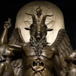 Statue de Baphomet avec des enfants, un symbole utilisé dans le satanisme moderne et l'activisme politique, représentant la dualité et la connaissance.