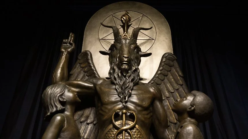 Estatua de Baphomet con niños, un símbolo utilizado en el satanismo moderno y el activismo político, que representa la dualidad y el conocimiento.