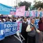 Les participants à la Marche pour la vie de 2018 au Pérou, tenant des bannières et des drapeaux dans le cadre du mouvement 'Con mis Hijos no te Metas', manifestant contre l'idéologie du genre.