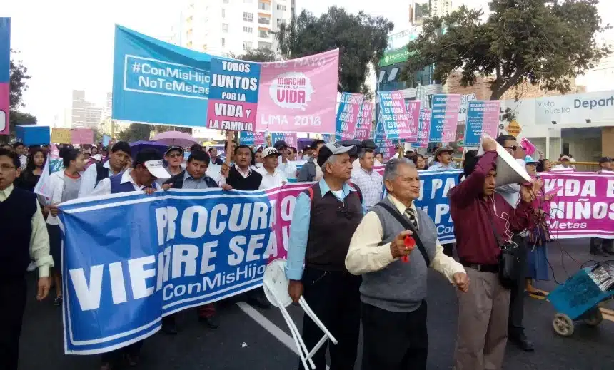 Les participants à la Marche pour la vie de 2018 au Pérou, tenant des bannières et des drapeaux dans le cadre du mouvement 'Con mis Hijos no te Metas', manifestant contre l'idéologie du genre.