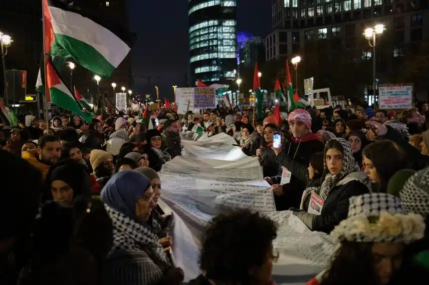 Los manifestantes despliegan una lista con los nombres de los más de 12,000 civiles, incluyendo 6,150 niños y 5,000 mujeres, que han sido asesinados por el ejército israelí en Gaza desde el 7 de octubre de 2023. Esta es una protesta contra la violencia sagrada.