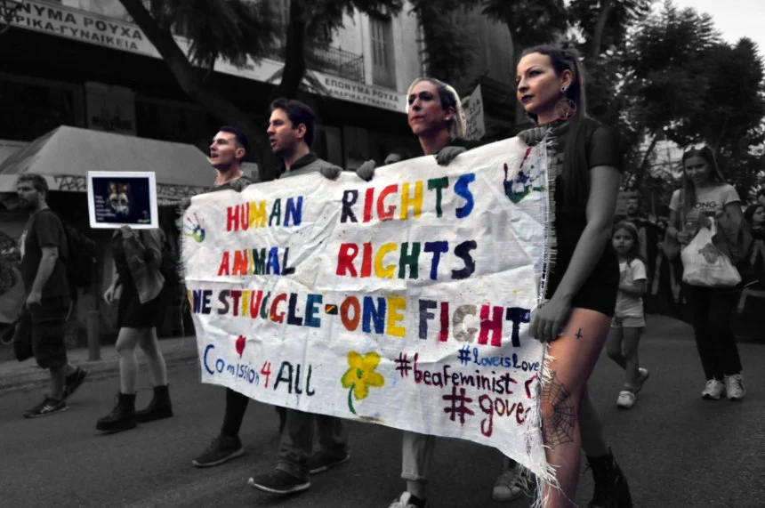 Marcha por los derechos de los animales y los derechos humanos, entendidos como una lucha compartida. Foto de Elias Tsolis.