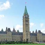 Parliament Hill en Ottawa, Canadá, con la Torre de la Paz, un símbolo del federalismo canadiense y la sede del gobierno federal.