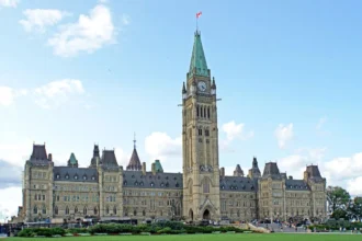 Parliament Hill en Ottawa, Canadá, con la Torre de la Paz, un símbolo del federalismo canadiense y la sede del gobierno federal.