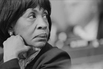 Maxine Waters, una destacada política estadounidense, es conocida por su defensa inquebrantable de los derechos civiles y su lucha contra la injusticia racial. A lo largo de su carrera, Waters ha sido una defensora constante de las comunidades marginadas, centrándose en los problemas que afectan a las personas de color. Sus esfuerzos han resaltado las desigualdades sistémicas y los desafíos que enfrentan estas comunidades. El papel de Waters en el Congreso de los EE. UU. ha sido fundamental para impulsar la legislación destinada a cerrar la brecha racial en oportunidades económicas, educación y atención médica. Su dedicación a la causa sirve como un recordatorio inspirador de la importancia de la perseverancia y el compromiso en la lucha continua por la igualdad racial.