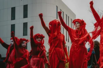 Miembros de los Red Rebels, parte del movimiento Extinction Rebellion, realizan una protesta silenciosa contra el cambio climático. Foto por Bhuwan Bansal