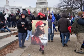 L'influence de la droite religieuse dans l'attaque du Capitole du 6 janvier peut être vue dans la manière dont certains de ses membres ont rejoint l'assaut, poussés par un mélange de ferveur religieuse et de croyances politiques extrêmes. Photo de Tyler Merbler.