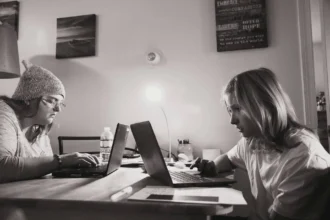 L'impact de la cyberhaine sur la vie quotidienne : Deux jeunes personnes interagissent avec le monde numérique, un espace qui, tout en favorisant la connexion et l'apprentissage, est également devenu un environnement hostile où la cyberhaine prospère. Alors que la dépendance à la technologie augmente, beaucoup, en particulier les jeunes, sont exposés à un large éventail de discours haineux qui affectent leur bien-être émotionnel et psychologique.
