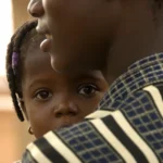 Cette image illustre des thèmes souvent abordés dans les discours mondiaux sur les droits des enfants, notamment dans le Sud global. Elle met en lumière les intersections entre les valeurs traditionnelles, le changement social et les normes internationales des droits humains, alors que les sociétés équilibrent les réalités locales avec des cadres mondiaux plus larges pour la protection des enfants.