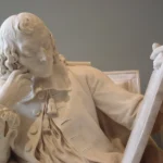 Une statue en marbre représentant Blaise Pascal, le célèbre mathématicien, physicien et philosophe français, tenant un livre. La sculpture capture son expression pensive, reflétant ses contributions aux mathématiques, notamment dans la théorie des probabilités et les fondements de la science moderne.