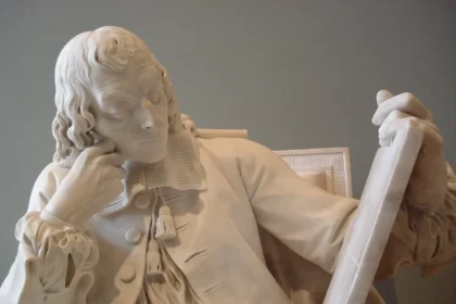 Une statue en marbre représentant Blaise Pascal, le célèbre mathématicien, physicien et philosophe français, tenant un livre. La sculpture capture son expression pensive, reflétant ses contributions aux mathématiques, notamment dans la théorie des probabilités et les fondements de la science moderne.