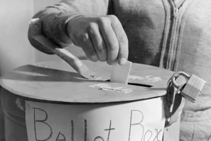 Cette photo montre une urne verrouillée utilisée à Carson, Dakota du Nord, le 30 octobre 1940. Gracieuseté des Archives nationales et de l'Administration des dossiers, elle rappelle l'importance du processus démocratique, notamment lors d'élections primaires cruciales qui façonnent le paysage politique.