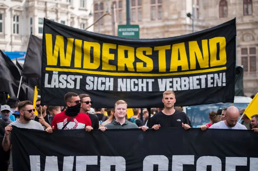 Partidarios del Movimiento Identitario de Austria (Identitäre Bewegung), una organización de extrema derecha, marchan por las calles de Viena portando una pancarta que dice «La resistencia no puede ser prohibida». El movimiento forma parte de una red más amplia de la derecha radical en toda Europa, que aboga por políticas nacionalistas y antiinmigración. Sus manifestaciones, como la que se muestra aquí, tienen como objetivo resistir lo que perciben como amenazas a la identidad europea debido a la globalización y la inmigración. Estas acciones han generado una importante controversia y críticas, ya que muchos consideran que la retórica del grupo promueve la división y la xenofobia.