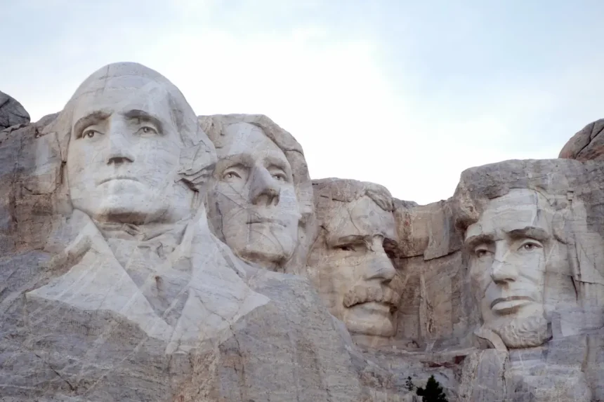 Mount Rushmore in America features sculptures of four iconic presidents: George Washington, Thomas Jefferson, Theodore Roosevelt, and Abraham Lincoln.