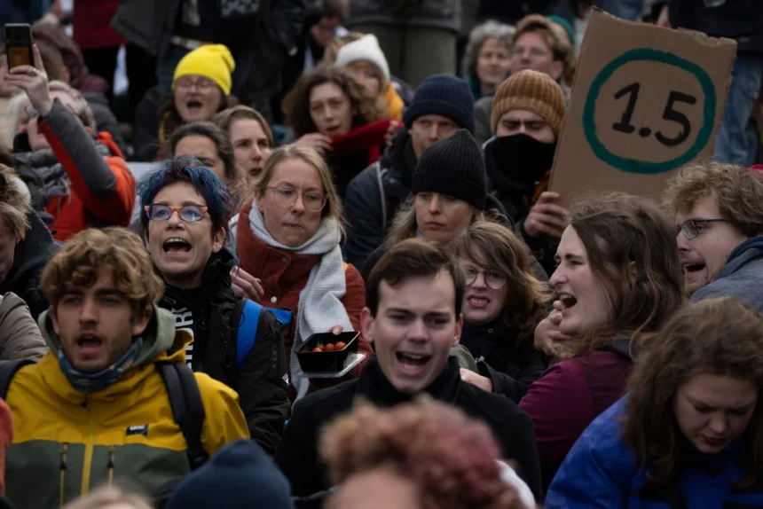 Les émotions étaient vives alors que les manifestants néerlandais pour le climat se rassemblaient, exprimant une profonde frustration et une urgence face à l’inaction du gouvernement contre le changement climatique.