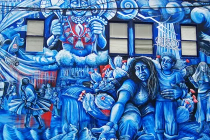 Cette fresque, située dans le quartier de Mission à San Francisco—l'un des quartiers les plus touchés par la gentrification—illustre puissamment le déplacement et l'effacement culturel auxquels sont confrontées les communautés marginalisées. Elle se dresse comme un rappel vibrant de la résilience et de la résistance de ceux qui luttent pour protéger leurs maisons et leur patrimoine face à une transformation urbaine rapide.