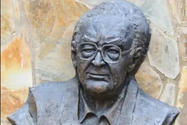 The great writer Yaşar Kemal never confined himself to the isolation of an ivory tower. Instead, he wielded his pen with extraordinary clarity, crafting narratives that bridged the struggles of ordinary people with profound insights into humanity's shared experiences.