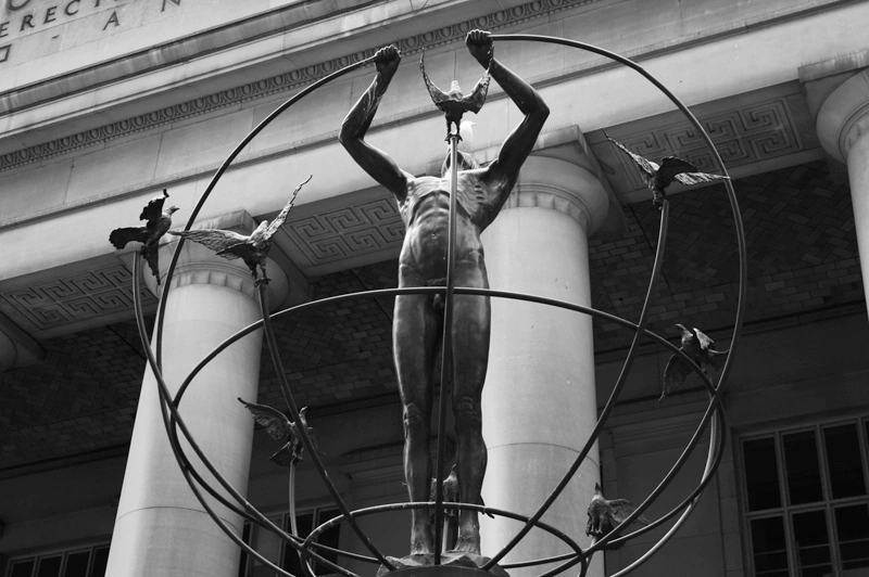 Monumento al multiculturalismo de Francesco Perilli (1985), ubicado en Toronto, Canadá. Foto de Shaun Merritt.