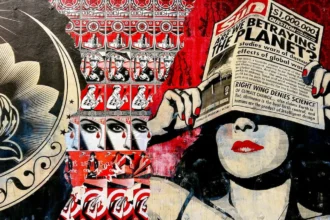 Un mural político en San Diego muestra negacionismo climático, carteles de propaganda y representaciones visuales relacionadas con la vigilancia y el control, destacando la libertad de expresión, la censura y las dinámicas del poder político.