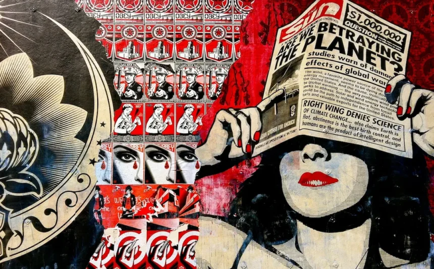 Une fresque politique à San Diego représente le déni climatique, des affiches de propagande et des images liées à la surveillance et au contrôle, mettant en lumière la liberté d'expression, la censure et les dynamiques du pouvoir politique.