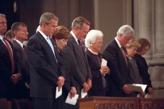 Fe y poder: líderes mundiales en oración – un momento de reflexión en la política internacional. El presidente George W. Bush, la Sra. Laura Bush, el ex presidente George H. W. Bush, la Sra. Barbara Bush, el ex presidente Bill Clinton, la senadora Hillary Rodham Clinton y Chelsea Clinton inclinan la cabeza durante el servicio del Día Nacional de Oración y Recuerdo en la Catedral Nacional de Washington, D.C.