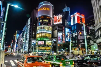 Vista contemporánea de Ginza, Tokio. El espectáculo iluminado de los letreros de marca refleja la influencia a largo plazo del arte comercial en los espacios urbanos de consumo de Japón. Foto de Trevor-Dobson (CC BY-NC-ND).