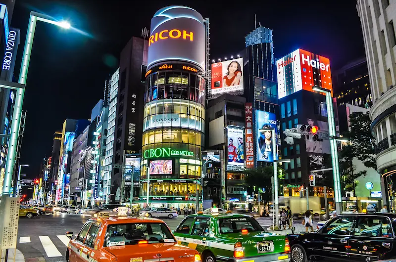 Arte comercial y el espectáculo urbano del Japón moderno