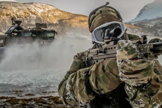 Infantes de Marina Reales llevan a cabo un asalto anfibio en el Ártico durante el ejercicio Cold Response de la OTAN en Harstad, Noruega. Foto de Defence Imagery (CC BY-SA).