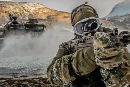 Des Royal Marines mènent un assaut sur une plage arctique lors de l’exercice Cold Response de l’OTAN à Harstad, en Norvège. Photo : Defence Imagery (CC BY-SA).