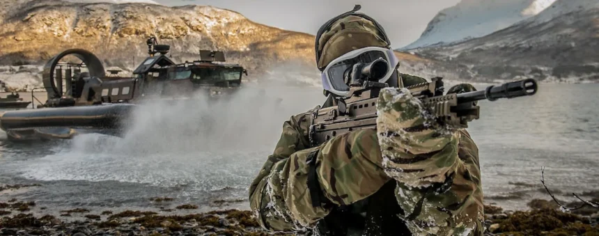 Des Royal Marines mènent un assaut sur une plage arctique lors de l’exercice Cold Response de l’OTAN à Harstad, en Norvège. Photo : Defence Imagery (CC BY-SA).