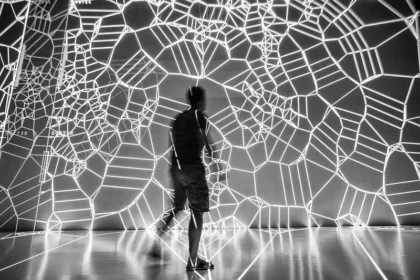 Visualiser l’IA normative : lorsque les algorithmes ne se contentent pas de calculer mais prescrivent, la démocratie doit considérer le code comme un législateur silencieux. Crédit : Ars Electronica et Robert Bauernhansl (CC BY-NC-ND).