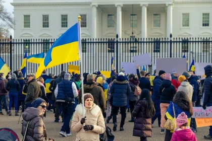 Manifestation en soutien aux réfugiés ukrainiens devant la Maison-Blanche, Washington, D.C. Photo de Ted Eytan (CC BY-SA).