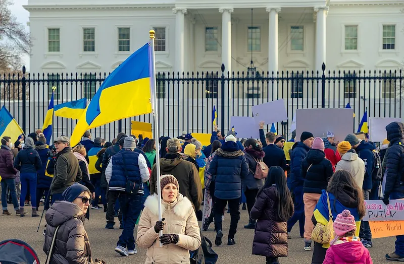 Protesta en apoyo a los refugiados ucranianos frente a la Casa Blanca, Washington D. C. Foto de Ted Eytan (CC BY-SA).