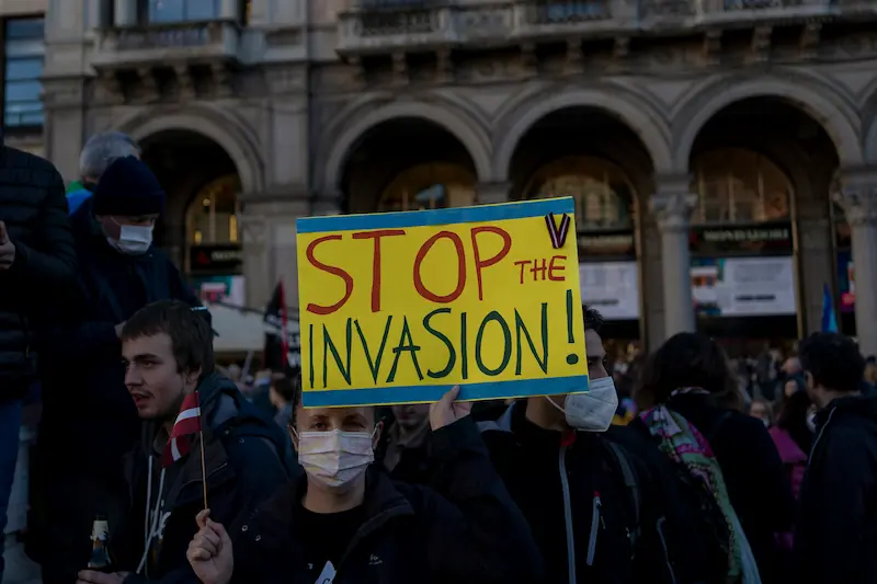 Iliberalismo: Lemas antiinmigración como “Detener la invasión” reflejan cómo los movimientos iliberales presentan a los migrantes como amenazas existenciales para la identidad nacional. Esta retórica sustenta políticas excluyentes y el rechazo del pluralismo liberal. Foto de Tommaso Ripani.