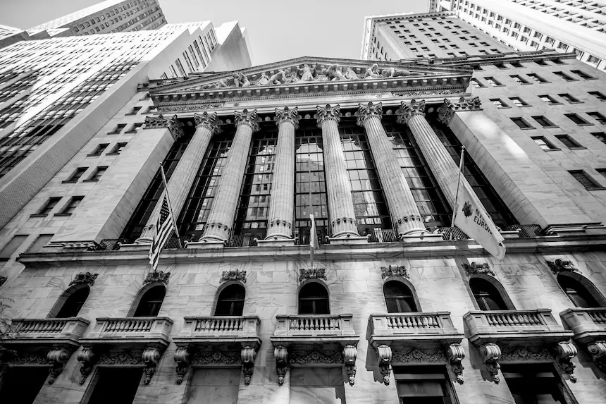 Fachada de la Bolsa de Nueva York—símbolo perdurable del poder corporativo y de la influencia económica, elemento central en los dobles estándares legales explorados en Dual Justice. Foto de Thomas Hawk (CC BY-NC).