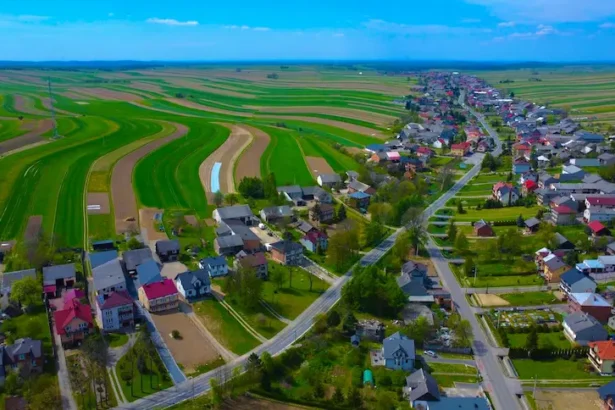 Vue aérienne d’un village et de ses champs environnants. L’organisation de la terre continue de façonner le pouvoir et les inégalités dans les sociétés modernes. Photo de Florian Vataj.