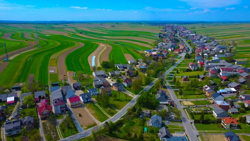 Vue aérienne d’un village et de ses champs environnants. L’organisation de la terre continue de façonner le pouvoir et les inégalités dans les sociétés modernes. Photo de Florian Vataj.