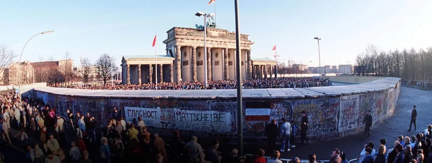 La caída del Muro de Berlín marcó no solo el fin de la Guerra Fría, sino también el comienzo de una nueva era en la que el neoliberalismo reformó los cimientos de la democracia europea. (Dominio público).
