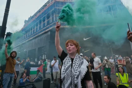 Protesters demonstrate in solidarity with Gaza, using visual and performative acts to claim political visibility and challenge dominant narratives. Such collective action exemplifies the use of voice beyond formal democratic institutions. Photo by Alisdare Hickson (CC BY-SA).