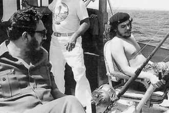 Le luxe à l'ombre d'une kleptocratie – Fidel Castro et Che Guevara pêchant en 1960, un rappel des contradictions au sein du mythe révolutionnaire cubain.