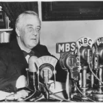 Franklin D. Roosevelt prononçant une causerie au coin du feu, illustrant le contraste entre la communication politique longue d’autrefois et la politique actuelle marquée par une attention éphémère.