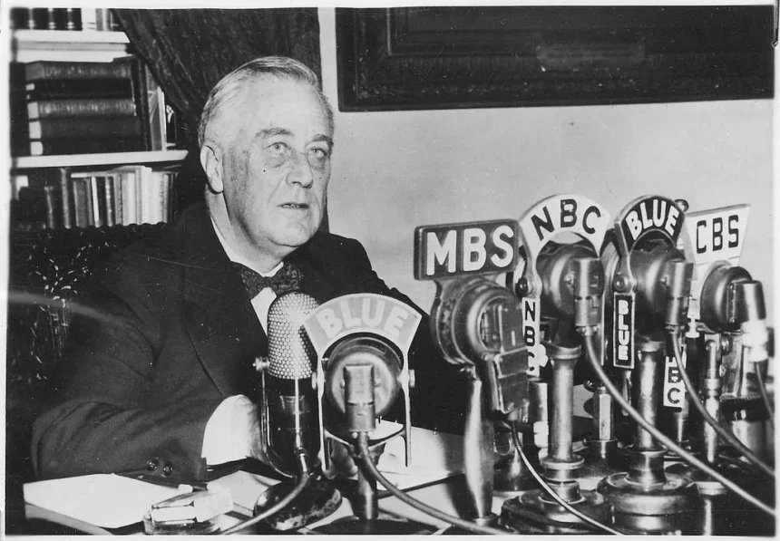 Franklin D. Roosevelt dando una charla junto a la chimenea, ilustrando el contraste entre la comunicación política en formato extenso y la política actual de atención fugaz.