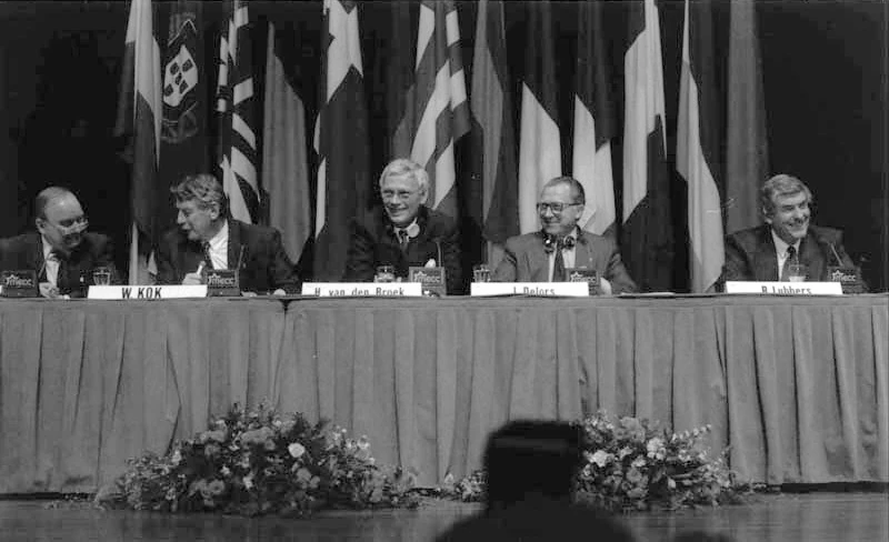 Press conference following the 1991 European Summit in Maastricht—an emblematic moment in the institutionalization of neoliberal governance within the European Union, culminating in the signing of the Maastricht Treaty in 1992.
